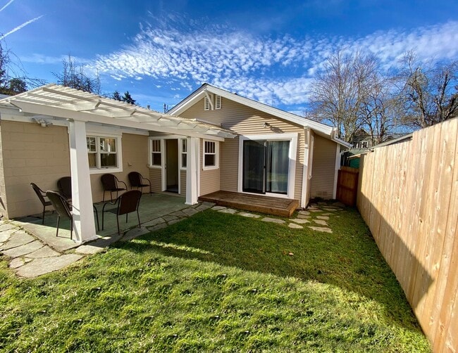 Building Photo - 3 Bedroom House Near UO Campus!! Ready for Fall 2026!