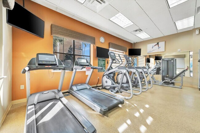 Building Photo - 12562 International Dr