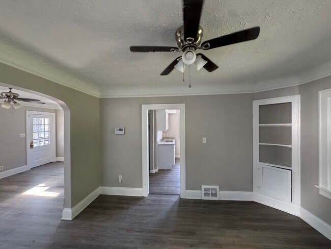 Building Photo - Charming 3-Bedroom Property in Prime Location