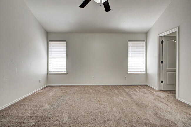 Building Photo - 608 Cavecreek St