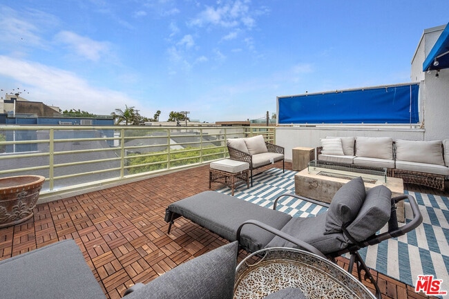 Building Photo - 20 Voyage St