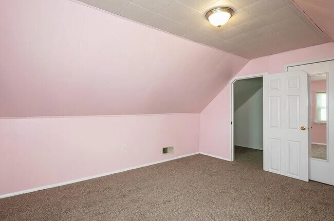 Building Photo - Spacious 4BR Family Home on Court Way | 1,875 Sq Ft | $2,593/mo
