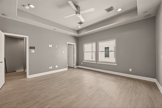 Building Photo - 1107 St Charles St