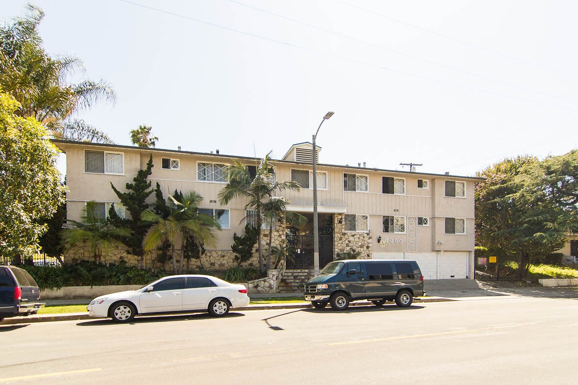 Building Photo - 3814 Country Club Dr