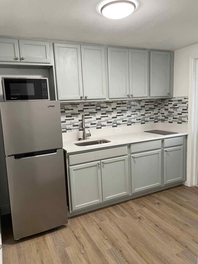 Building Photo - 3902 W Sligh Ave