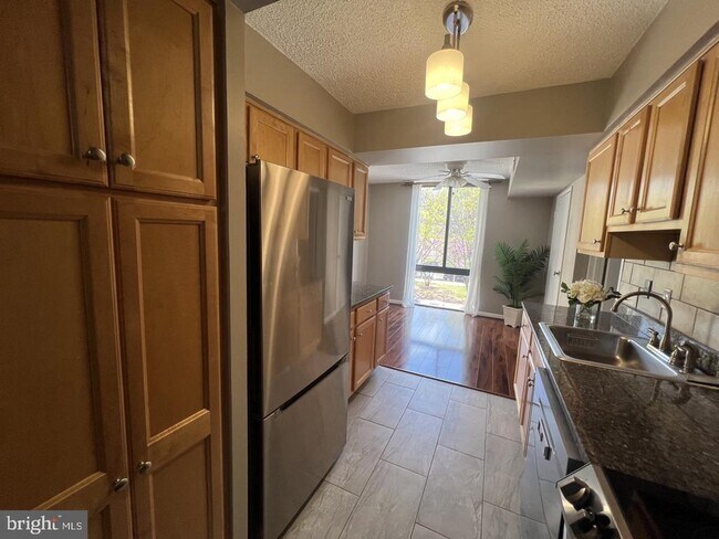 Building Photo - 4500 S Four Mile Run Dr