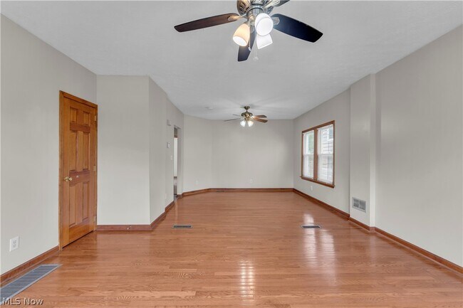 Building Photo - 1460 E 204th St