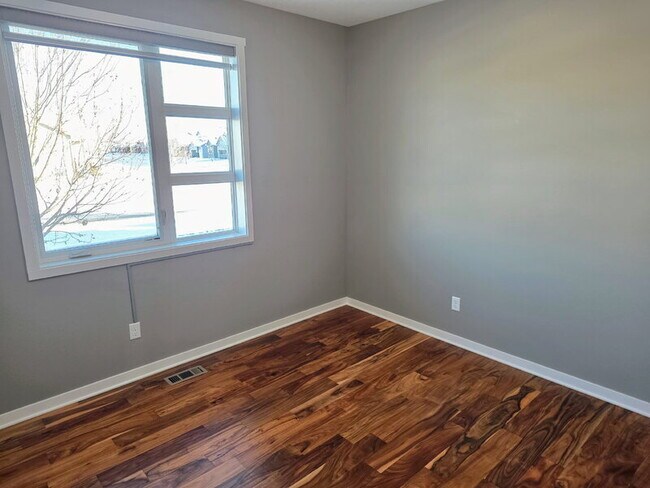 Building Photo - 482 NE Westgate Dr