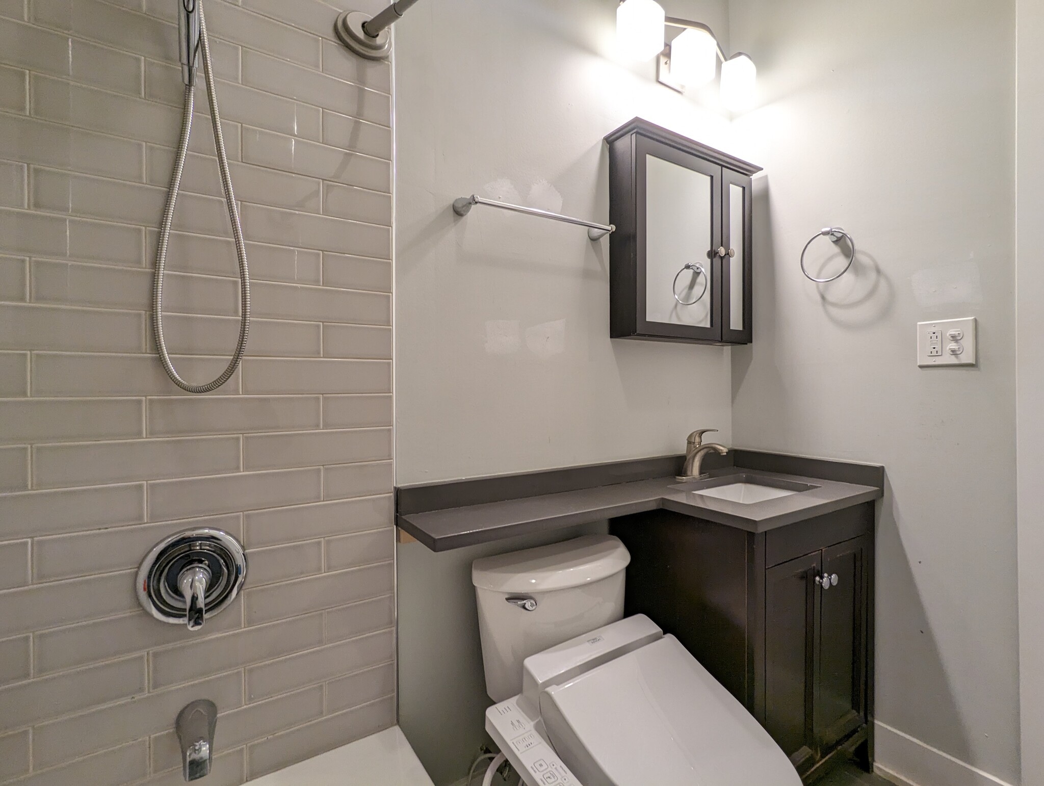 Building Photo - 625 W Oakdale Ave