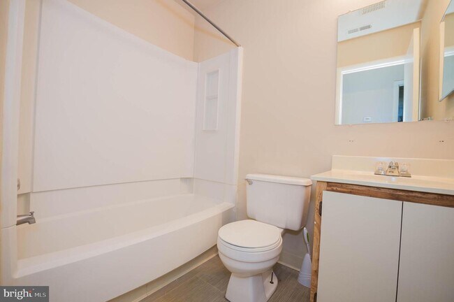 Building Photo - 800 College Ln