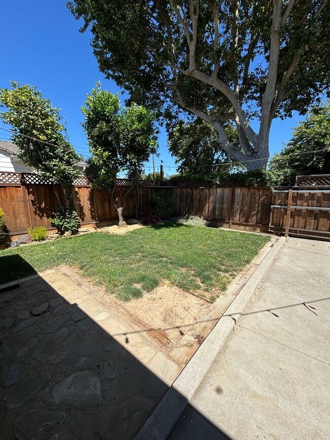Building Photo - 2 Bedroom 1 Bath Family Home