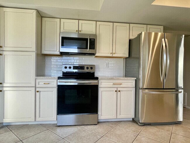 Building Photo - 1943 Sky Dr