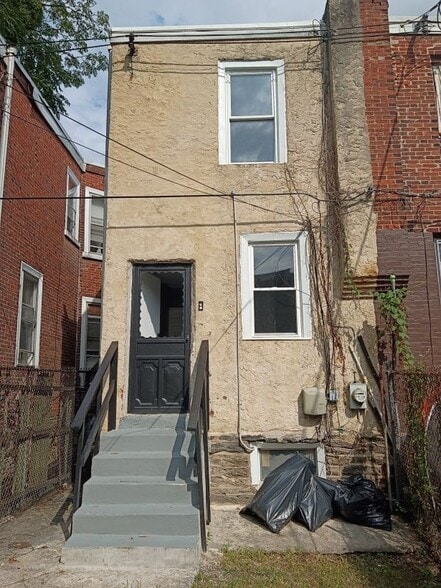 Building Photo - 6334 N Woodstock St
