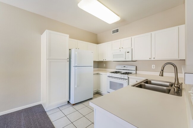 Building Photo - SW Littleton 3BR / 2BA Ground-Level Condo with Park Views!