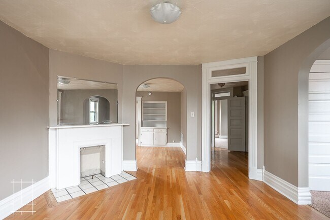 Building Photo - 207 W Hubbard Ave