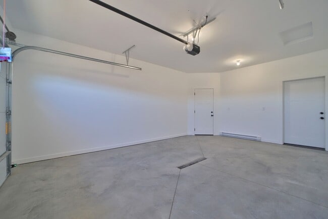 Building Photo - 781 Palomino Ave W