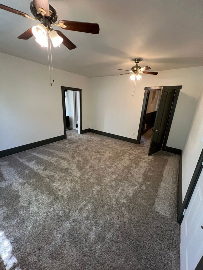 Building Photo - 2 Bed 1 Bath Newly Remodeled Home w/ Fence...