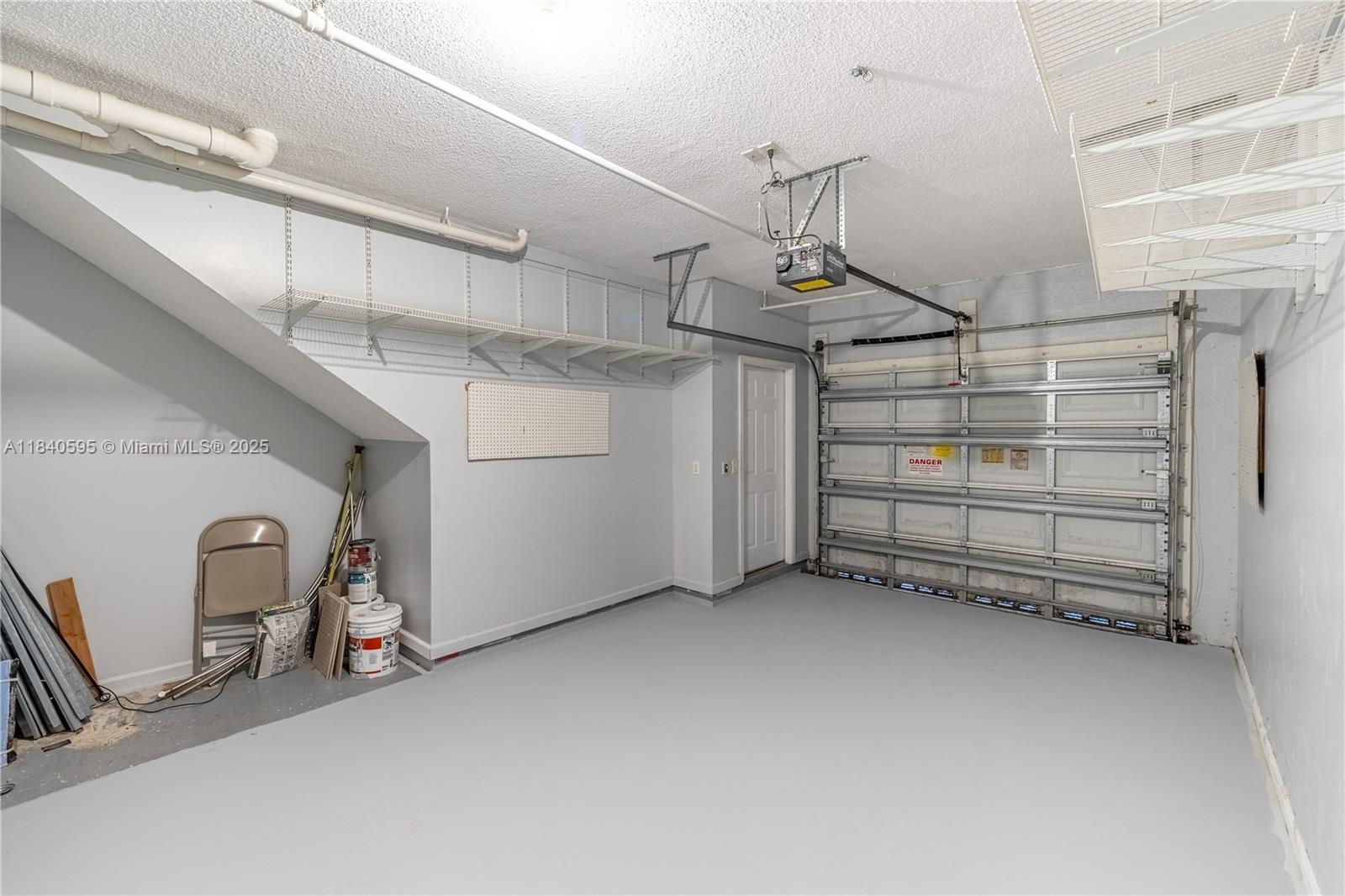Building Photo - 6020 W Sample Rd