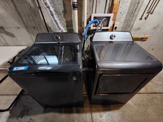 Building Photo - Beautiful 4 Bedroom Home on Cul Du Sac Wit...