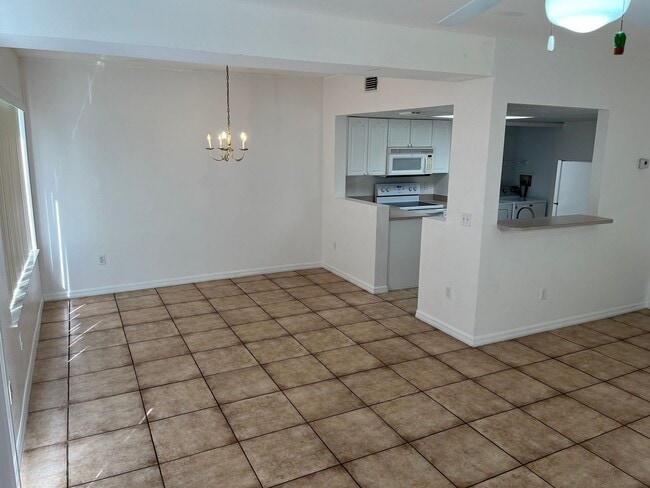 Building Photo - 409 Coconut Palm Way