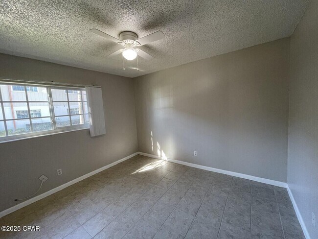 Building Photo - 2100 W Beach Dr