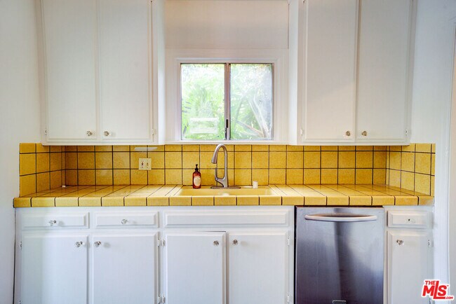 Building Photo - 10372 Tennessee Ave