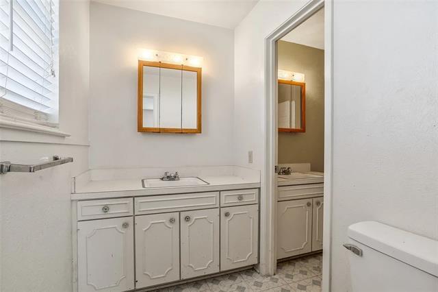 Building Photo - 724 E Mustang St