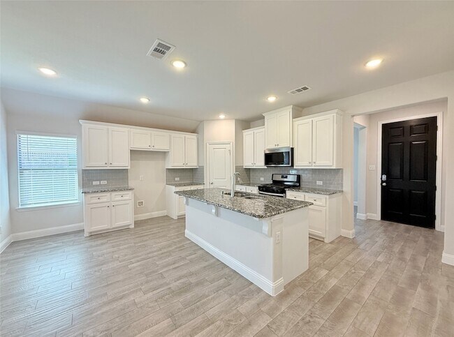 Building Photo - 2305 Caroline St