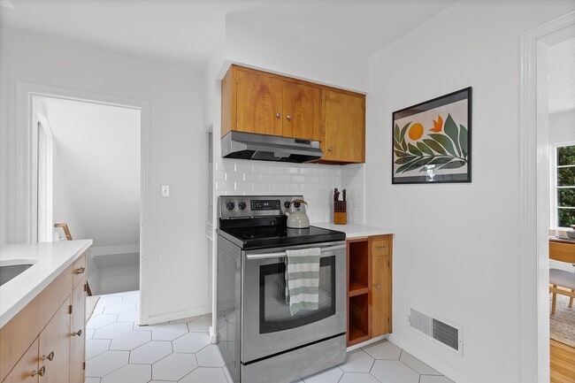 Building Photo - 7227 SE Hawthorne Blvd