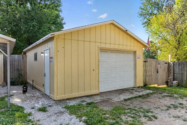 Building Photo - 2418 W Lynn St