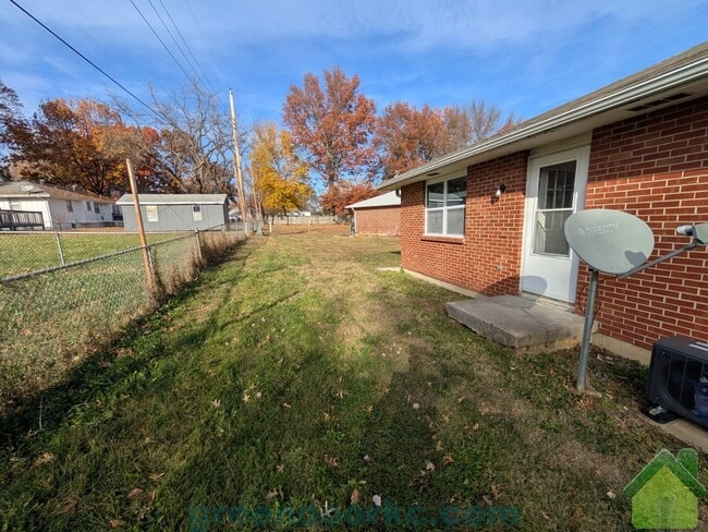 Building Photo - 412 Holiday Dr