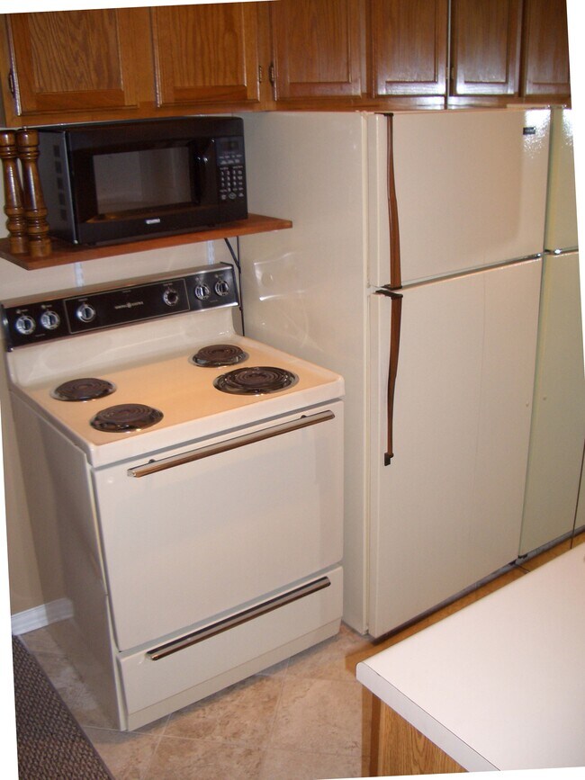 Building Photo - 8811 Schneider Ave