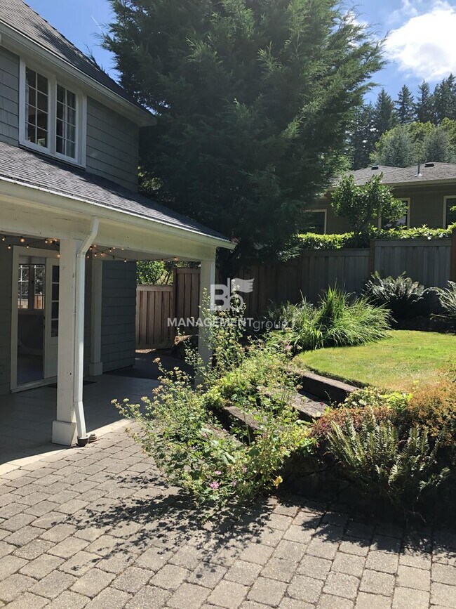Building Photo - 2741 SW Old Orchard Rd