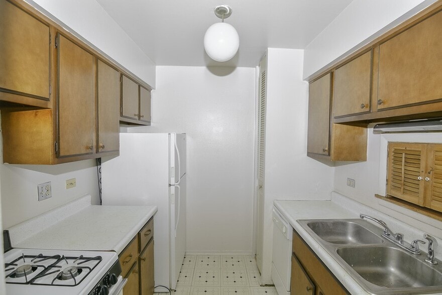 Building Photo - 665 W Wrightwood Ave