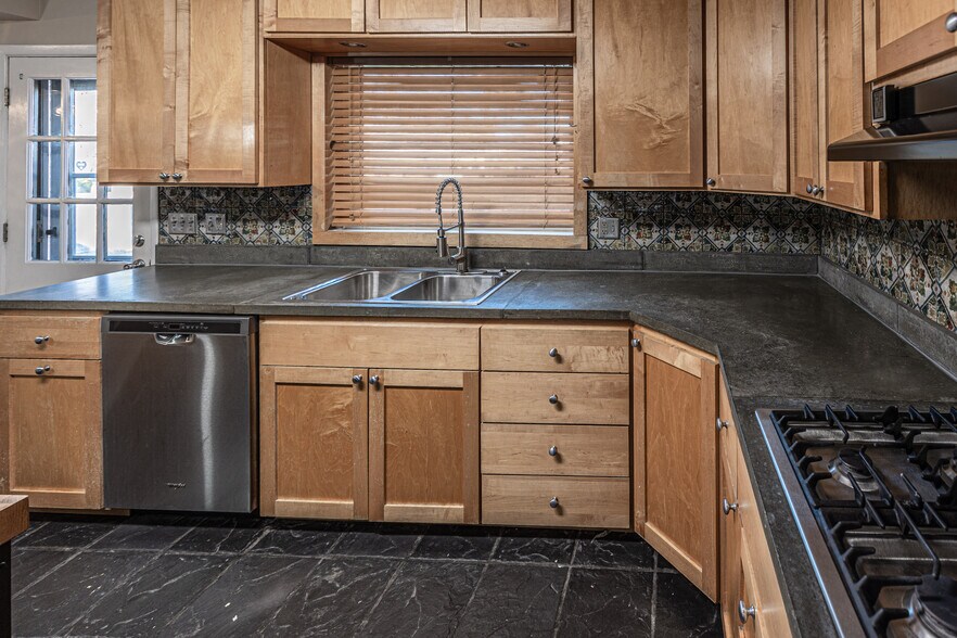 Building Photo - 1937 S Fulton Ave