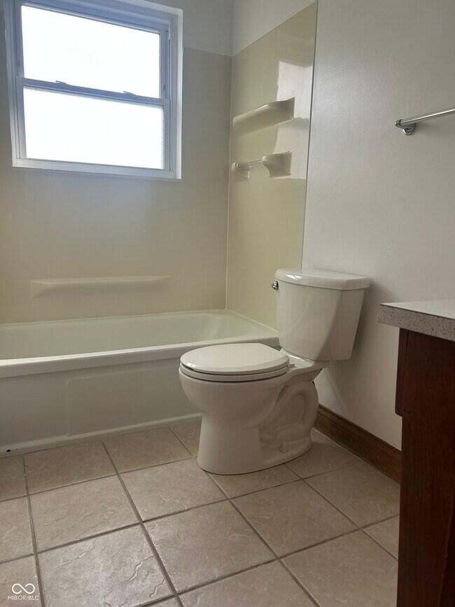 Building Photo - 511 S Maple St