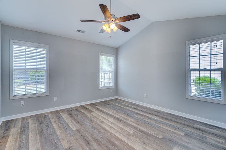Building Photo - 305 Hixon Pl