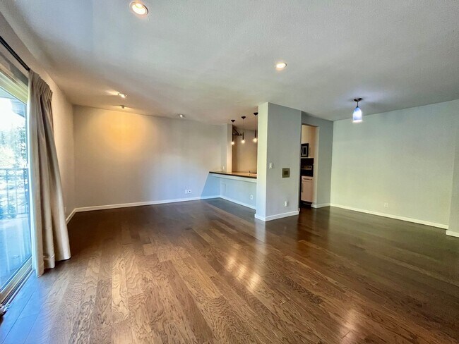 Building Photo - Highly desirable Rob Clark building one of the most walkable neighborhoods in LA