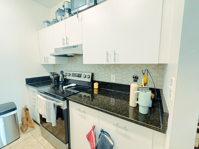 Building Photo - 218 Thorndike St