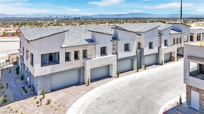 Building Photo - 600 N Carriage Hill Dr