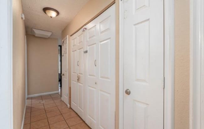 Building Photo - Up-Dated 3 Bedroom 1.5 Baths Centrally Loc...