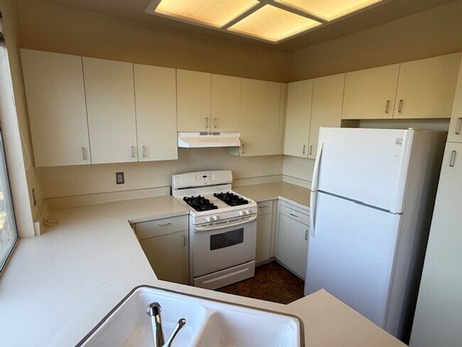 Building Photo - 2-Bedroom, 2-Bathroom Ground Level Condo in Hercules