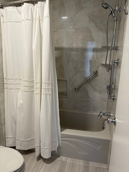 Main bathroom (attached) - 12913 Church Ct