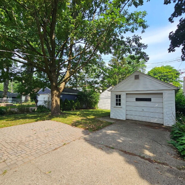 Building Photo - This charming 3-bedroom, 1.5-bathroom hous...