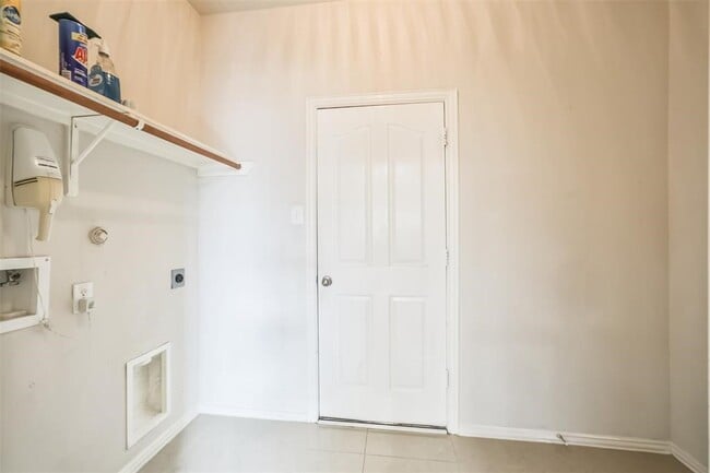 Building Photo - 911 Merlin Roost Ct