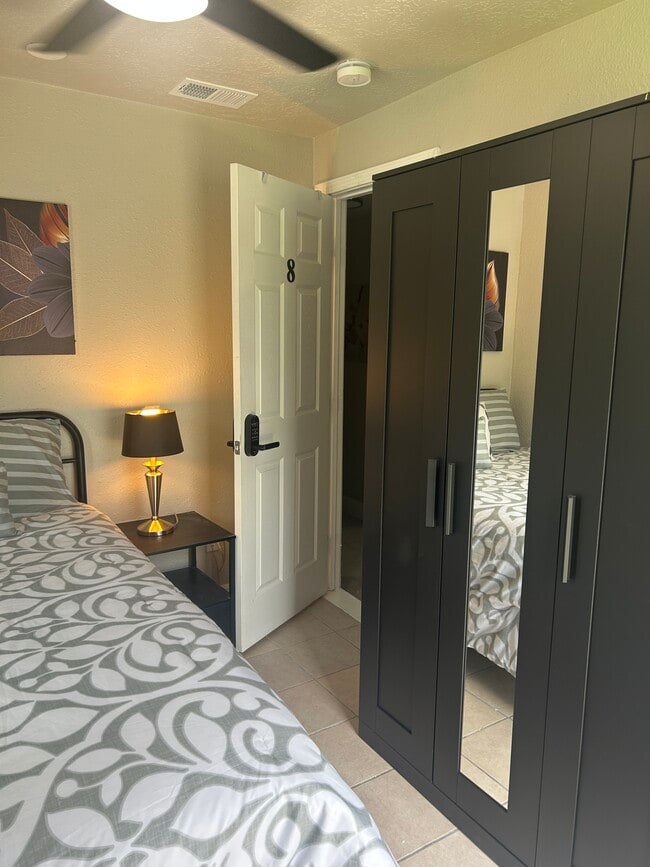 Building Photo - 523 Cresline St