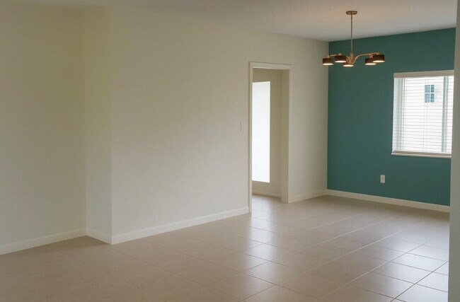 Building Photo - 729 NE 16th Ave