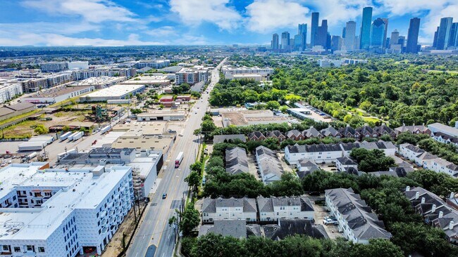 Building Photo - 943 W Heights Hollow Ln