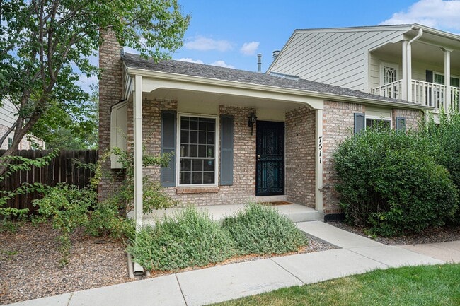 Primary Photo - Welcome Home to Bristol Cove - Rare End-Un...