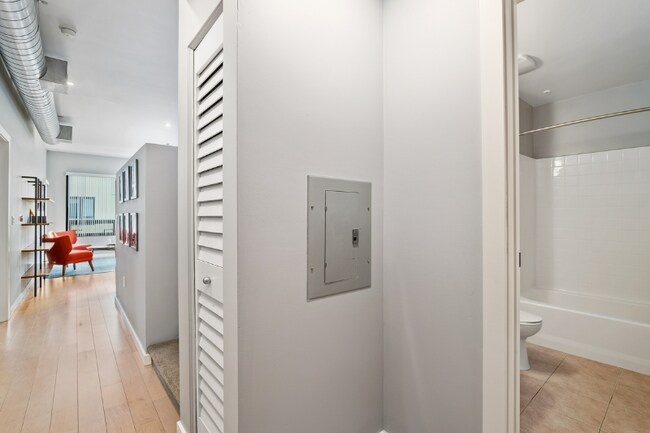 Building Photo - 889 Date St